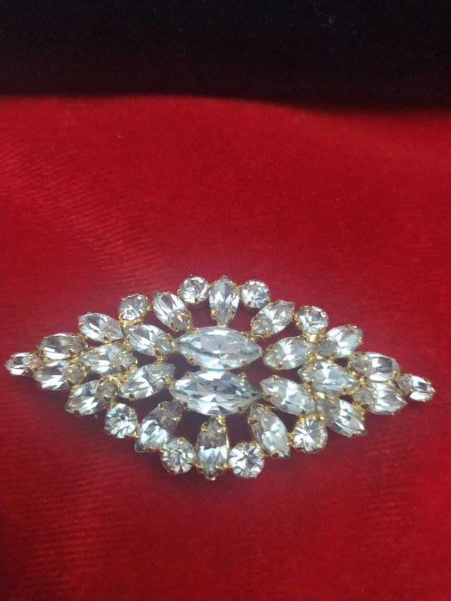 Broche dorado y cristales