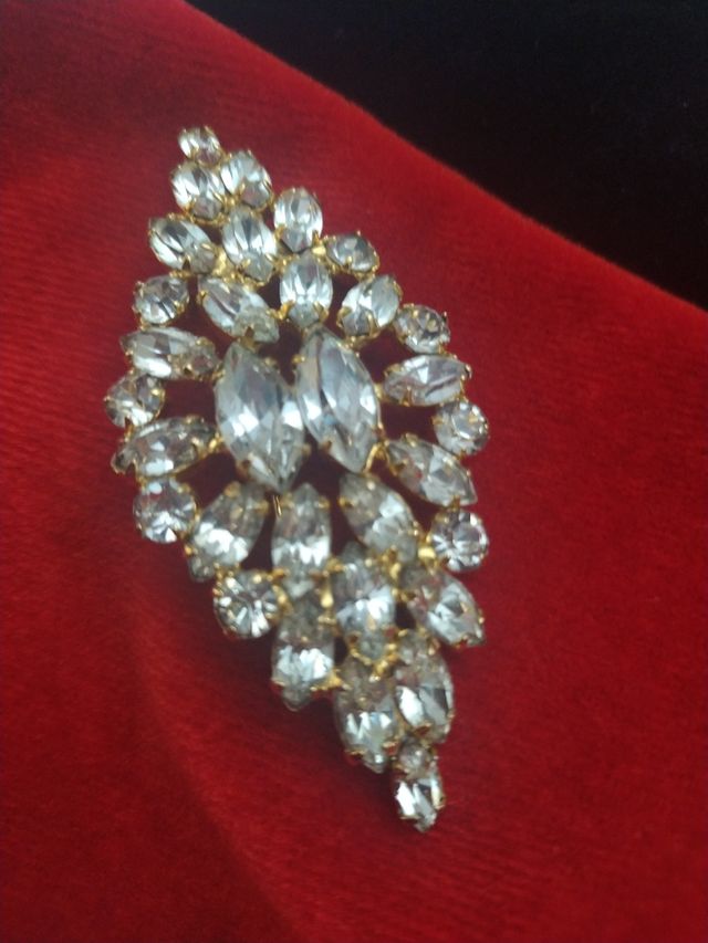 Broche dorado y cristales