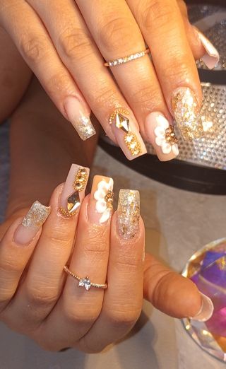 Hago uñas acrílicas y semi