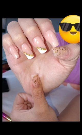 Hago uñas acrílicas y semi