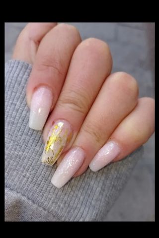 Hago uñas acrílicas y semi