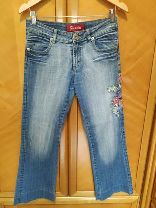 PANTALÓN VAQUERO Y CAMISETA