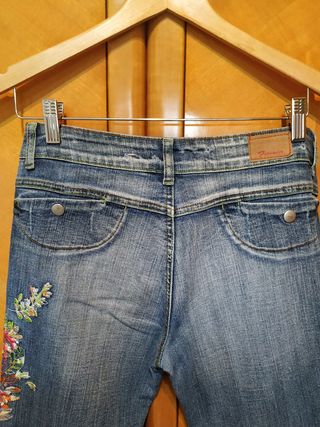 PANTALÓN VAQUERO Y CAMISETA