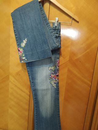 PANTALÓN VAQUERO Y CAMISETA