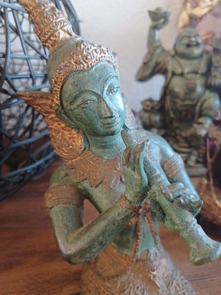 Músicos tailandeses de bronce