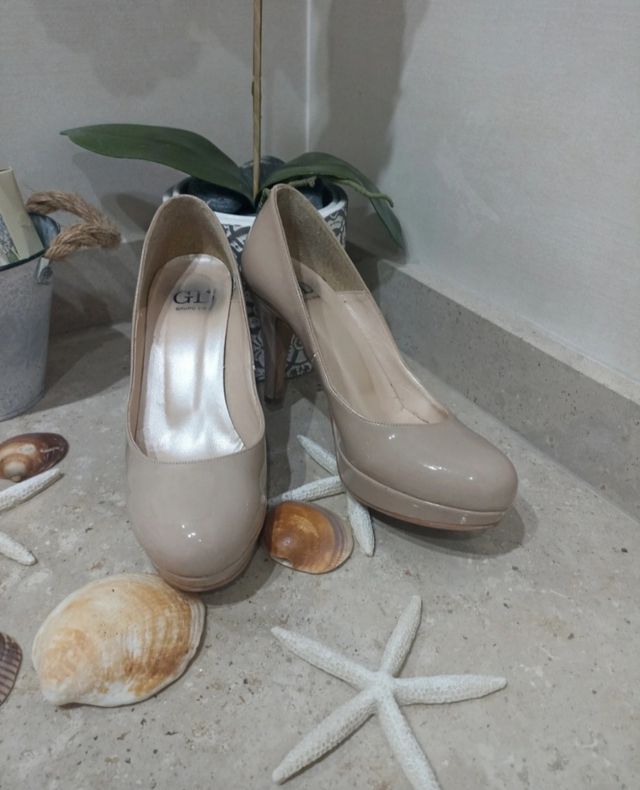 Zapatos charol beige 