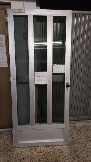 Puerta de Aluminio con marcó y todo.