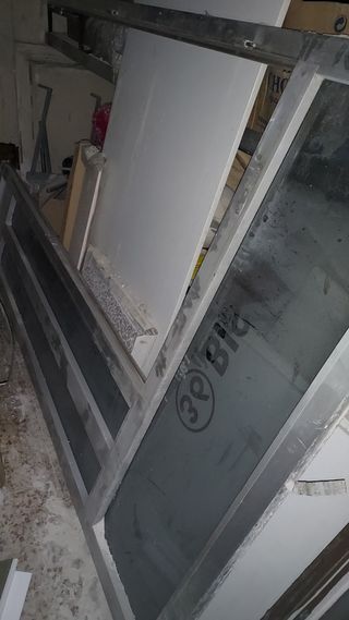 Puerta de Aluminio con marcó y todo.