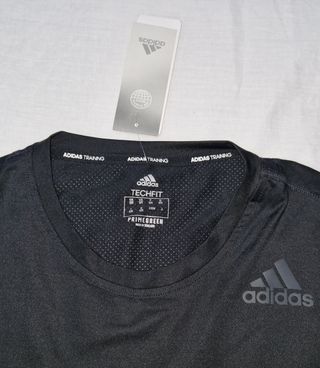 Camiseta Deportiva Adidas Techfit Fitted 3 Bandas.