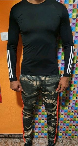 Camiseta Deportiva Adidas Techfit Fitted 3 Bandas.