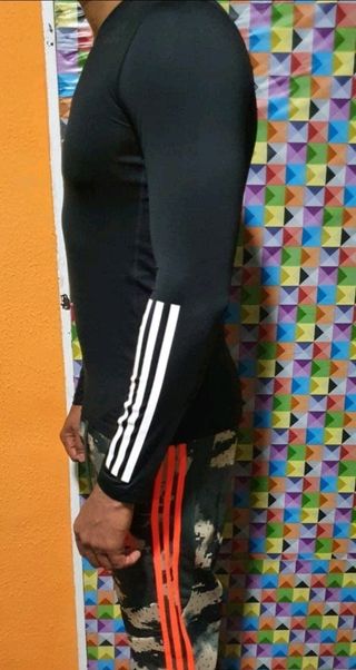 Camiseta Deportiva Adidas Techfit Fitted 3 Bandas.