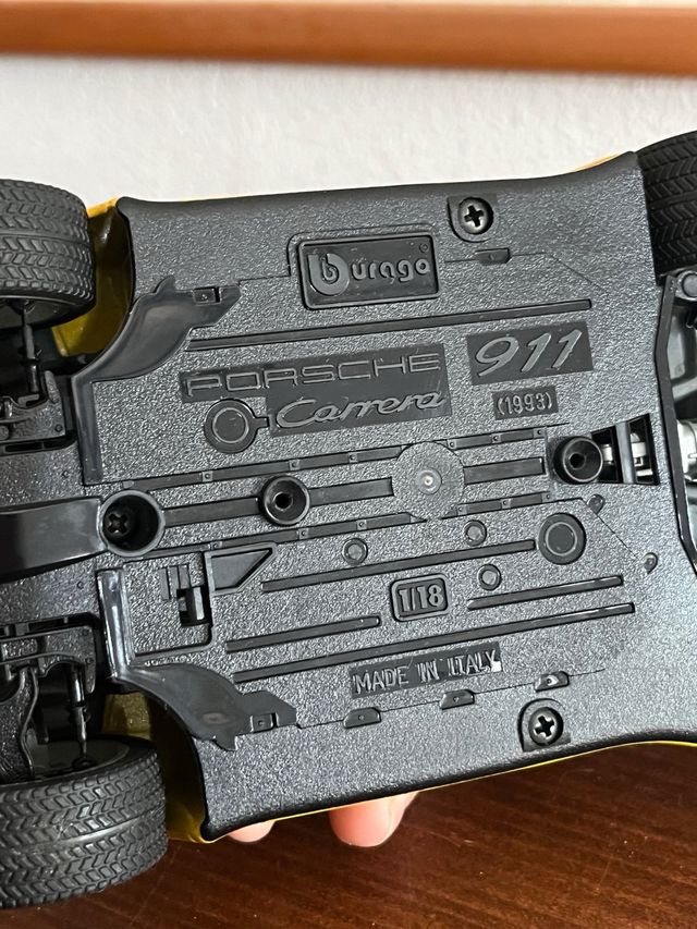 Porsche 911 Carrera (1993) 1/18 Burago