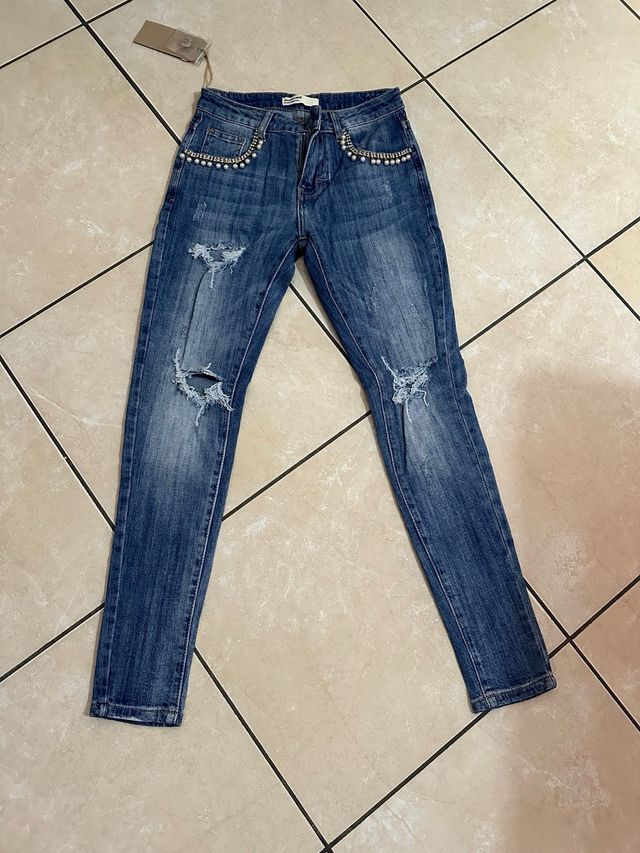 Jeans strappato con swarovski e perle
