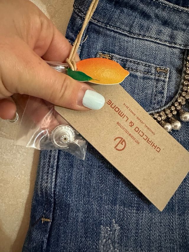 Jeans strappato con swarovski e perle