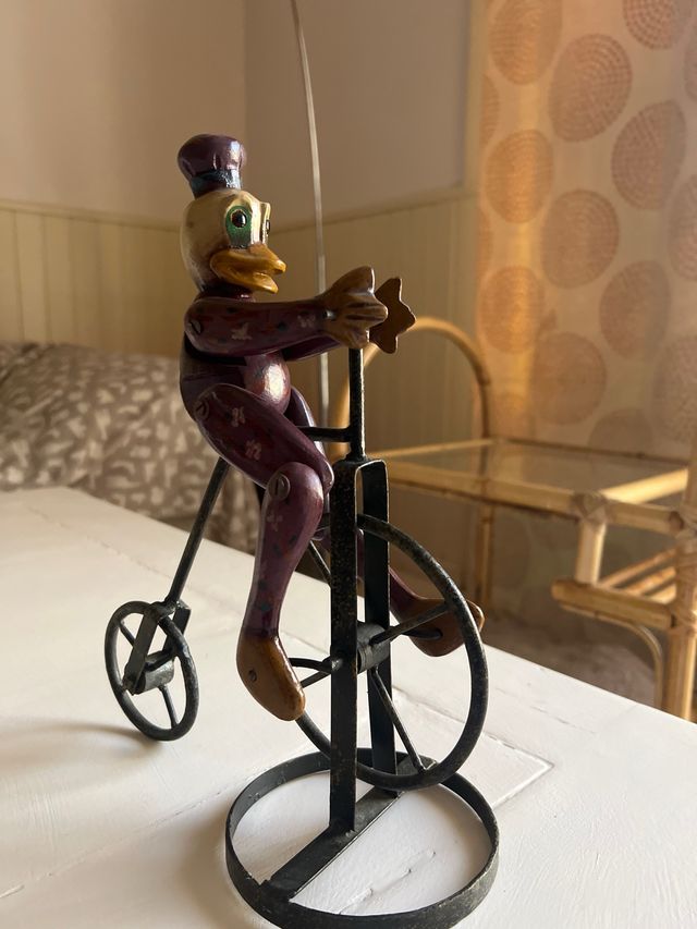 Coleccionismo. Pato Donald tallado en madera.