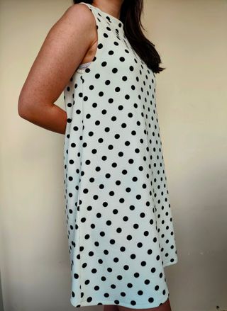 VESTIDO BLANCO CON LUNARES SIN MANGAS Marca SFERA