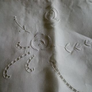 Copriletto antico ricamato a mano