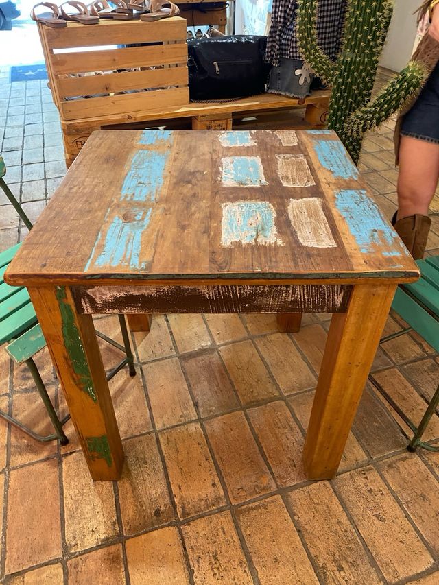 Mesa e duas cadeiras