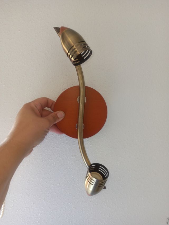 Foco en madera y dorado