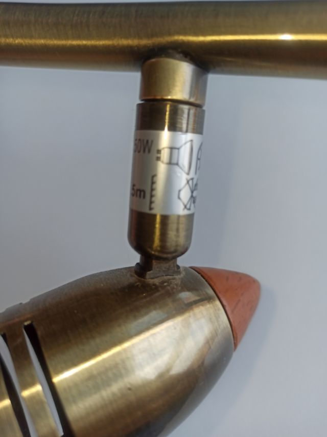 Foco en madera y dorado