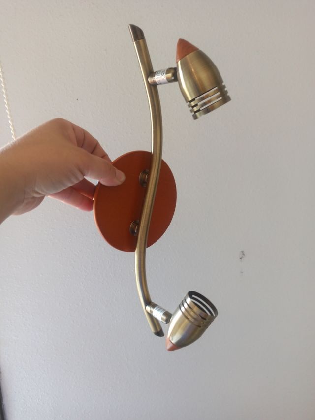 Foco en madera y dorado