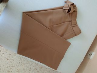 Pantalón de Zara.
