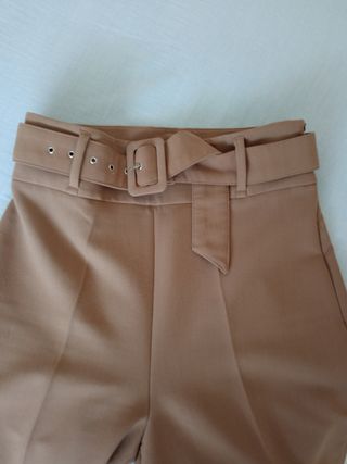 Pantalón de Zara.