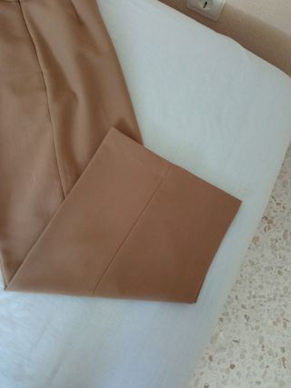 Pantalón de Zara.