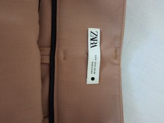 Pantalón de Zara.