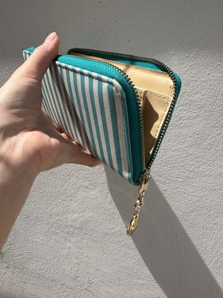 Portafogli lungo strisce blu e bianche