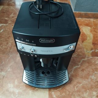 Cafetera super automática DeLonghi Magni
