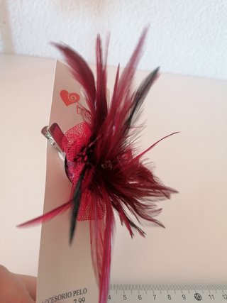 Tocado boda fiesta rojo burdeos plumas