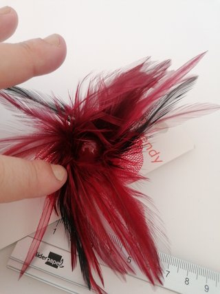 Tocado boda fiesta rojo burdeos plumas