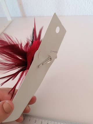 Tocado boda fiesta rojo burdeos plumas