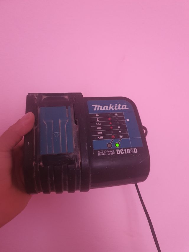 Cargador makita