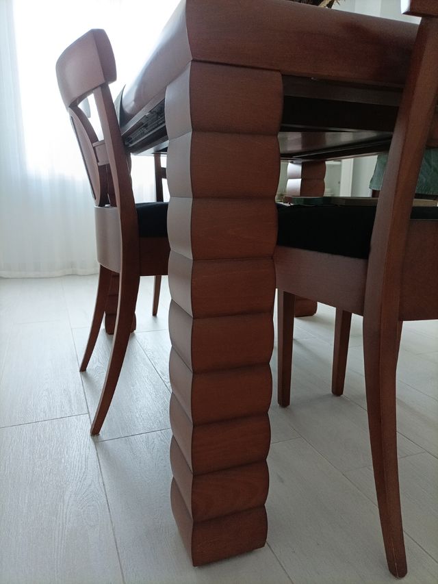 Mesa de comedor con sillas