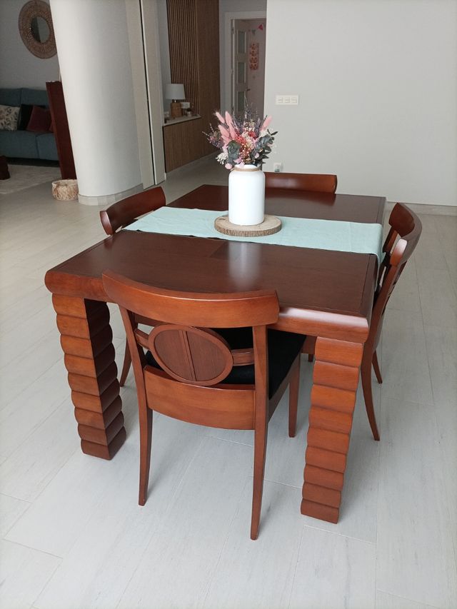 Mesa de comedor con sillas