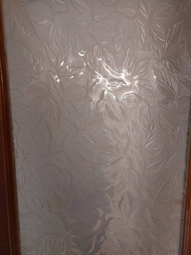 Puerta de madera con cristal