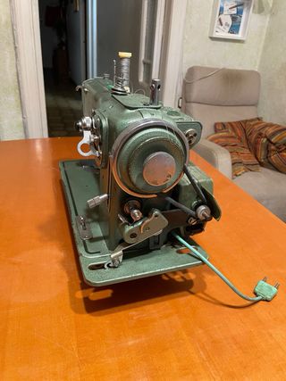 Maquina de coser Refrey 427