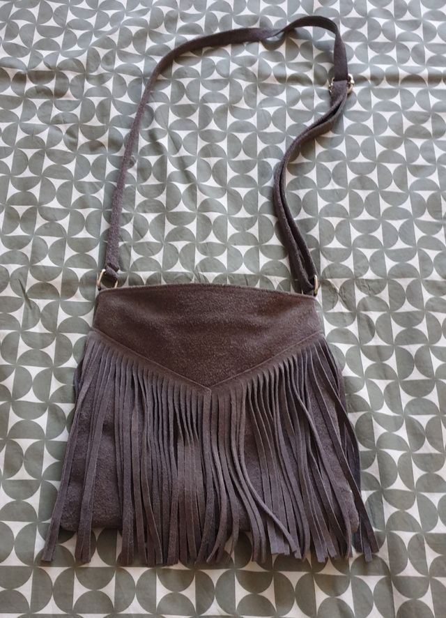 Bolso de ante gris con flecos