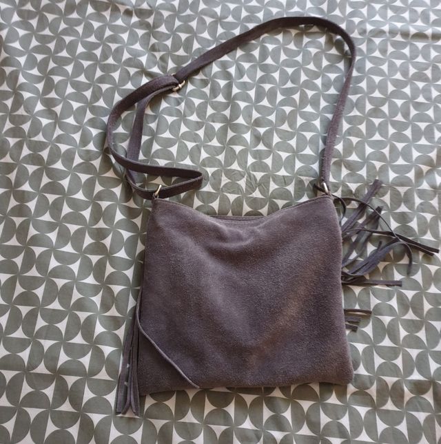 Bolso de ante gris con flecos