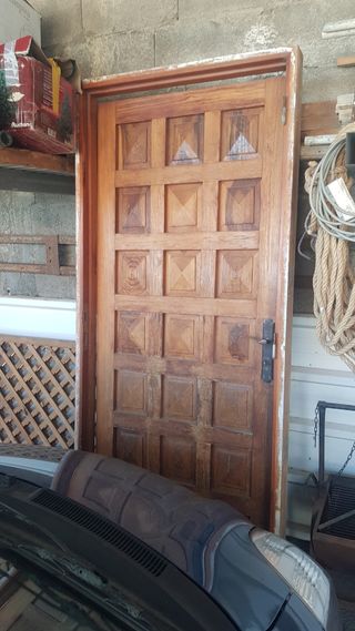 Puerta de entrada de madera de riga.