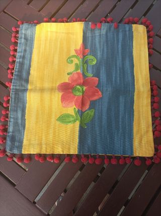 Cojín pintado a mano