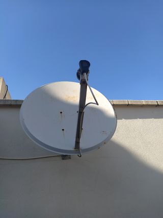 Antena 📡 parabólica con su soporte