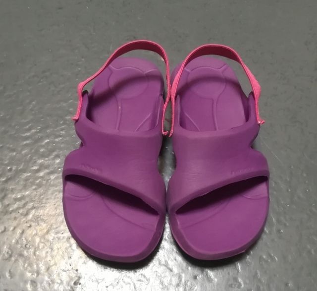 Chanclas Decathlon talla 24