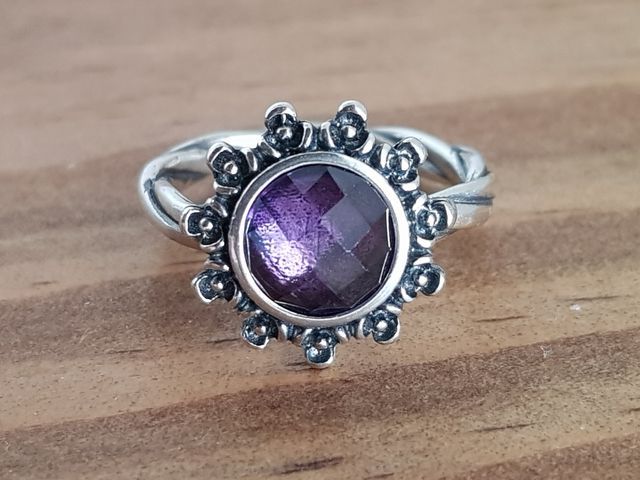 Anillo en plata de ley 925 con piedra amatista