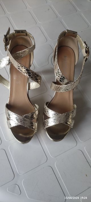 Sandalias doradas de fiesta. Número 41