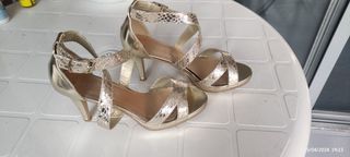 Sandalias doradas de fiesta. Número 41