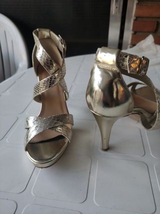 Sandalias doradas de fiesta. Número 41