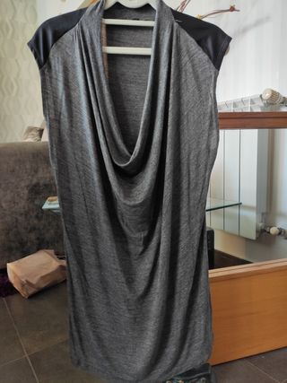 Camiseta chica gris de Zara